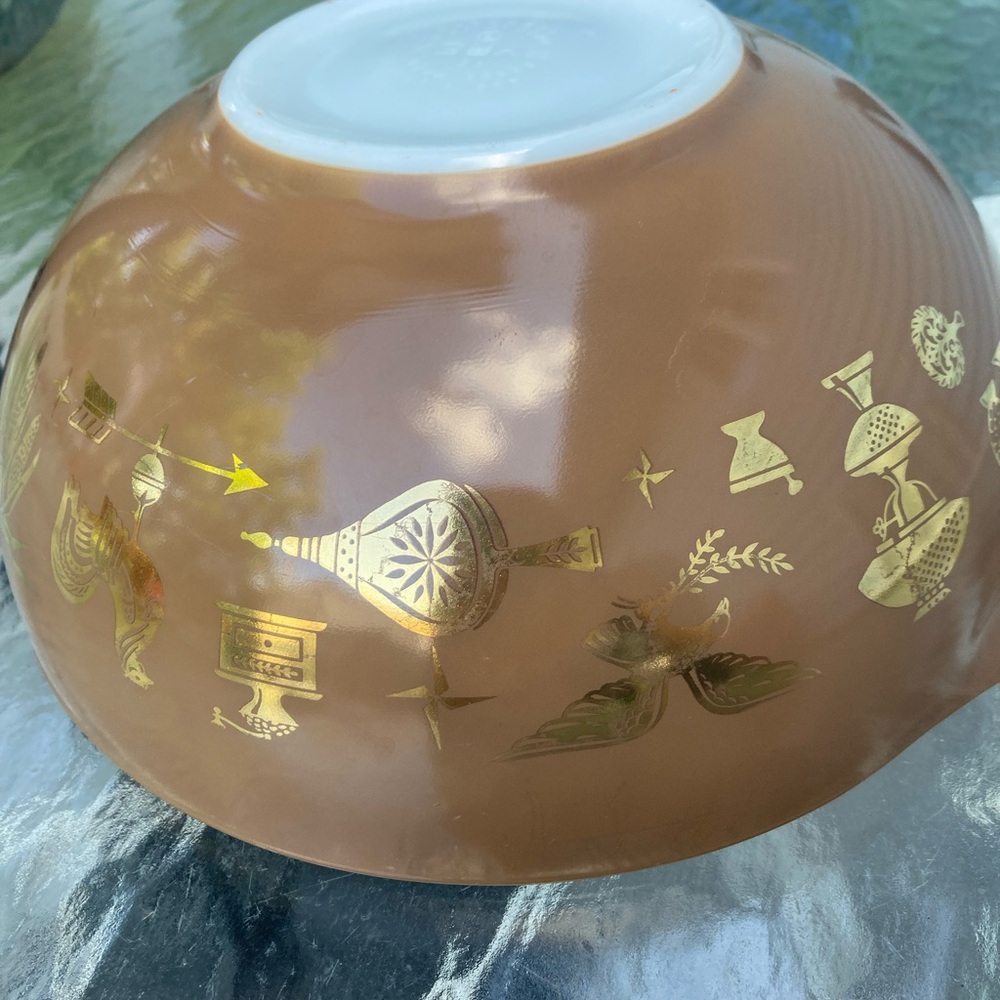 Vintage Pyrex American Pattern Spout and Handle Ovenware Serving Bowl - Picture 5 of 10